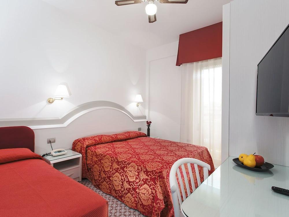 צ'סנטיקו Hotel Caravelle מראה חיצוני תמונה